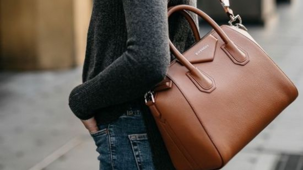 Handbag Etiquette: Dos and Don'ts for Carrying Your Bag with Confidence